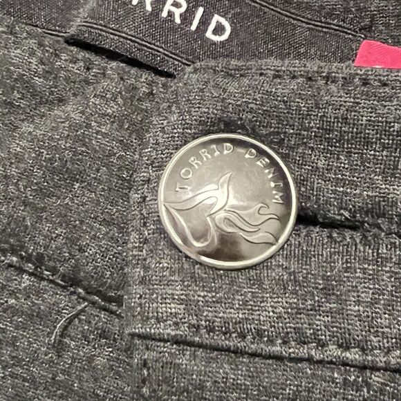 Torrid Women’s Plus Size 22 Capri Pants Stretch Gray Button Closure Denim - Picture 4 of 13